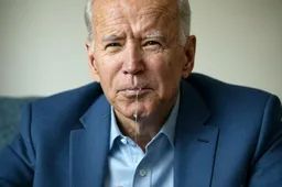 Biden gaat wéér gigantisch af: warrig, gênant en pijnlijk om te zien