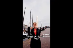 Oer-Hollandse pracht: Urker meisje in klederdracht schittert op TikTok – Nederlandse traditie springlevend