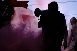Duizenden demonstranten in Rome de straat op tegen ‘Rearm Europe’-plan: “Waanzin!”