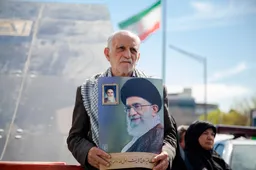 Tucker Carlson luidt noodklok: 'Neocons duwen VS naar rampzalige Iran-oorlog!'
