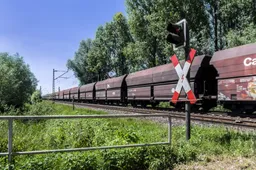 Goederentrein rijdt rakelings langs klimaatgekkies in Rotterdam: "Dit ging maar nét goed"