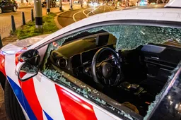 Filmpje! 1 mei ontaardt in geweld: pas bij politiehonden druipen relschoppers af