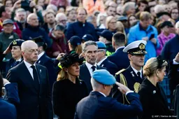 Persoon schreeuwt na toespraak Schoof op Dam