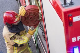 Grote brand bij autobedrijf in Alphen na acht uur onder controle