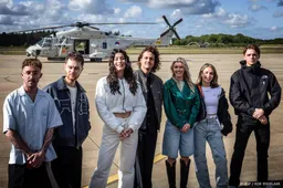 Ambassadeurs van de Vrijheid per helikopter op weg naar festivals