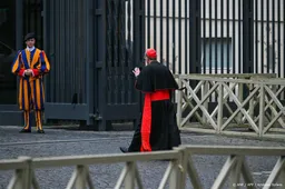 Alle kardinalen die stemmen in conclaaf aangekomen in Rome