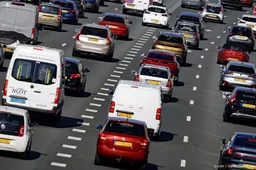 Nederlanders vliegen én rijden 100 miljard kilometer per jaar