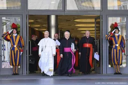 Paus komt voor het eerst buiten Rome en bezoekt heiligdom