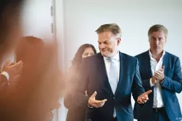 Staande ovatie van Kamer voor vertrekkend 'instituut' Omtzigt