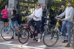 Amsterdam wil dat fietsers rustiger rijden in drukke parken