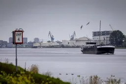 Weer NL-Alert na grote brand op schrootschip in Amsterdamse haven