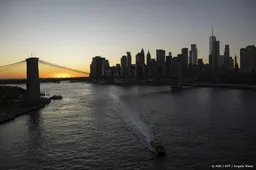 Groot zeilschip botst tegen Brooklyn Bridge in New York