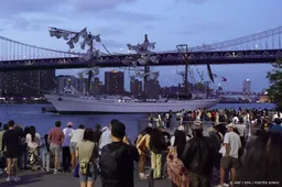 Twee doden nadat zeilschip tegen Brooklyn Bridge botst