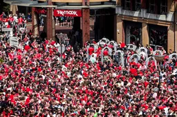 Rellen bij Philips Stadion in Eindhoven, ME grijpt in