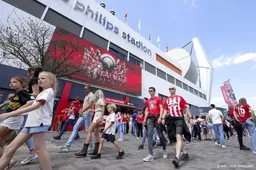 PSV-spelers met luid applaus onthaald in Philips Stadion