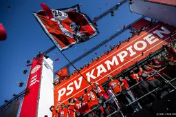 PSV gehuldigd in rood-wit gekleurd Eindhoven