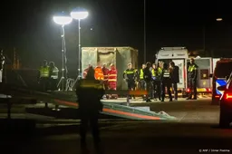 Auto uit het water in Winschoten gehesen