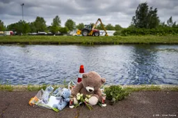 Emoties, bloemen, knuffels en kaarsen bij kade in Winschoten