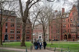 Trump verdedigt weren buitenlandse studenten op Harvard