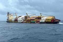 Containerschip met 'gevaarlijke' lading zinkt bij India