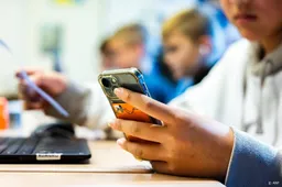 Artsen en wetenschappers: geef jongeren onder 14 geen smartphone