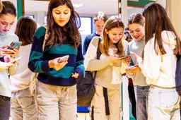 Middelbare scholen volgen advies smartphones 'met interesse'