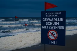Levensgevaarlijk schuim bij Scheveningen – ga vandaag niet de zee in