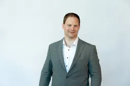 -Sid Lukkassen- ECHTE LIEFDE ONTSTAAT PAS ALS DE LEUGENS ZIJN AFGEBRAND