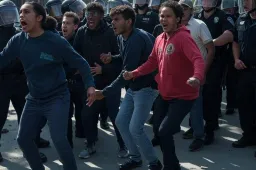 Chaos in Scheveningen: Kansenparels vallen politie aan
