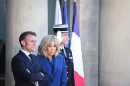 Macron krijgt klap van Brigitte bij aankomst in Vietnam – en doet alsof het normaal is