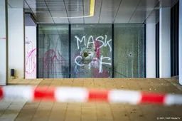 Vier verdachten aangehouden voor bekladden Maersk in Rotterdam