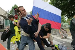 Greenpeace steelt wassen beeld Macron voor anti-Russisch protest