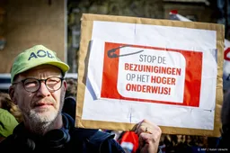 Onderwijsbond: kabinet weg, bezuinigingen weg