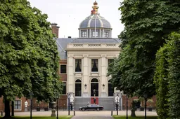 Koning eerder terug van staatsbezoek Tsjechië na val kabinet
