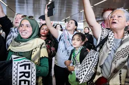 Nederlandse delegatie Gaza-mars uitgezwaaid op Schiphol