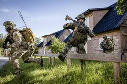 Defensie steekt extra geld in pantservoertuigen, drones en medici