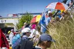 Afsluitdijk in beide richtingen dicht door demonstratie 