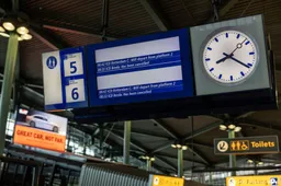 Verstoring treinverkeer rond Schiphol tot zeker 23.00 uur 