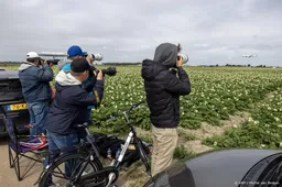 Vliegtuigspotters staan hulpdiensten bij Schiphol in de weg