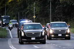 Trump vanaf Schiphol onderweg naar Den Haag in The Beast 