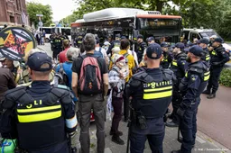 Politie begint met aanhouden klimaatactivisten rond A12
