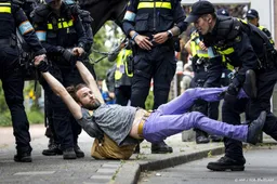 Tientallen activisten weggevoerd na poging A12 te blokkeren
