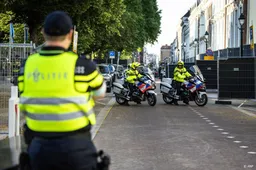Auto Tsjechische delegatie beschadigd door aanrijding met bus