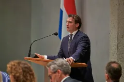 Baudet slaat keihard toe: PVV-minister Faber faalt bij asielcrisis