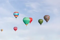 Een uur lang stilte en uitzicht in een mand hoog boven Nederland