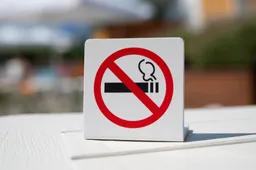 Overheid pest rokers – en ondernemers draaien op voor de ellende