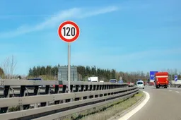 Feestgangers stelen verkeersborden op A10: schade meer dan 13.000 euro