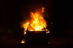 Wéér raak bij station Prinsenbeek: Autobrand onthult falende veiligheid - "Niet langer bagatelliseren!"