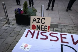 Incidenten in azc’s rijzen de pan uit – maar overheid blijft asielzoekerscentra dumpen in woonwijken