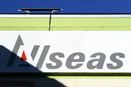 Greenpeace hangt banner op bij Allseas tegen diepzeemijnbouw